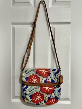 Relic floral canvas Crossbody handbag adjustable strap with a fold-over flap